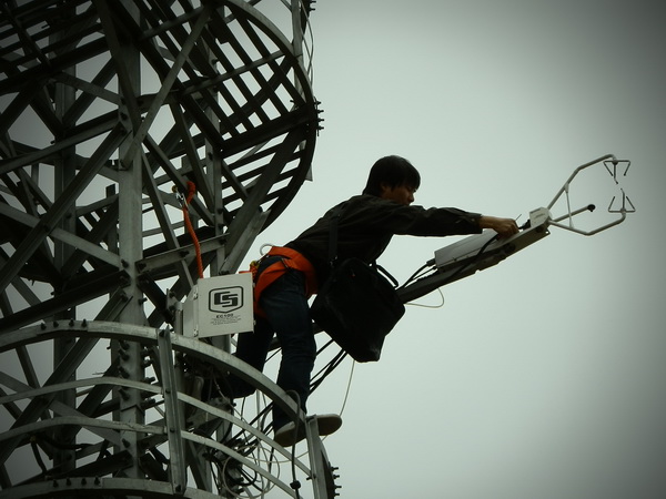 天諾基業(yè)工作人員正在對(duì)位于北京奧林匹克森林公園內(nèi)的閉路通量系統(tǒng)進(jìn)行維護(hù)